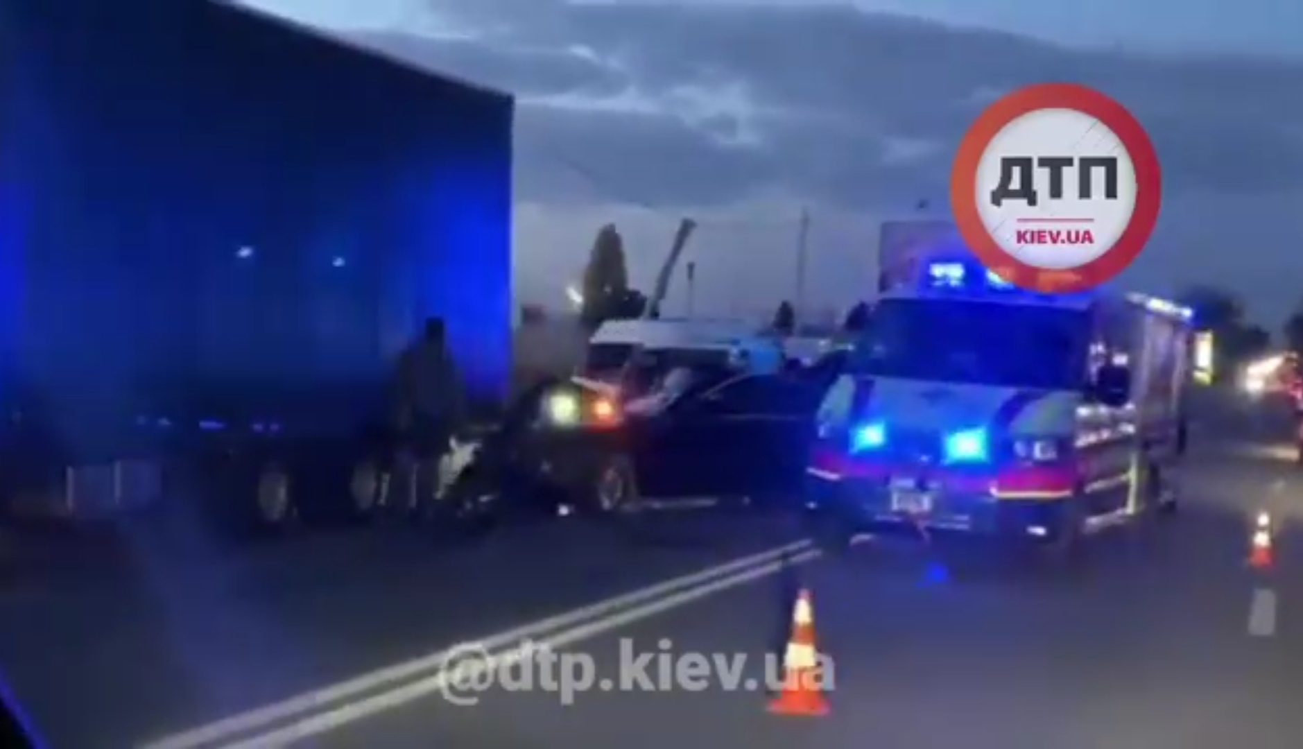 Серьезное ДТП под Киевом в Боярке - автомобиль BMW на полном ходу залетел под фуру: водитель без признаков жизни
