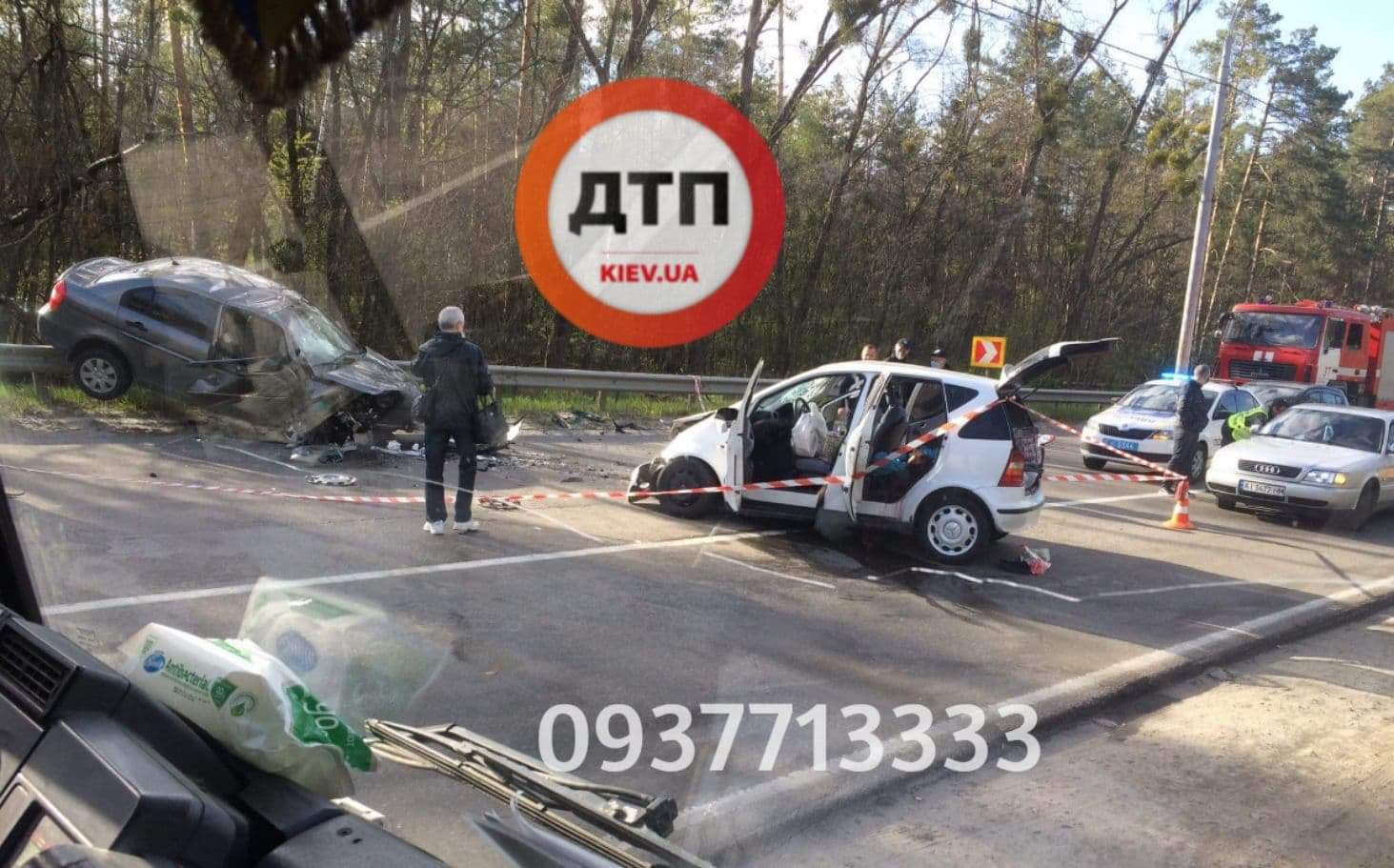 В Киеве на Минском проспекте произошло серьезное смертельное ДТП - столкнулись два легковых автомобиля: один человек погиб