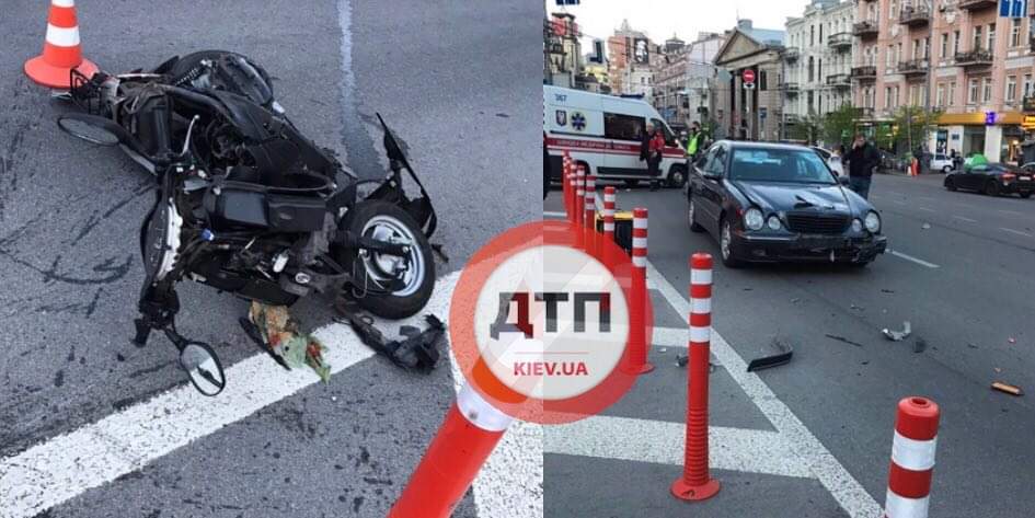 В Киеве на улице Большая Васильковская произошло серьезное лобовое мото ДТП с пострадавшими: курьер Glovo врезался в автомобиль Mercedes