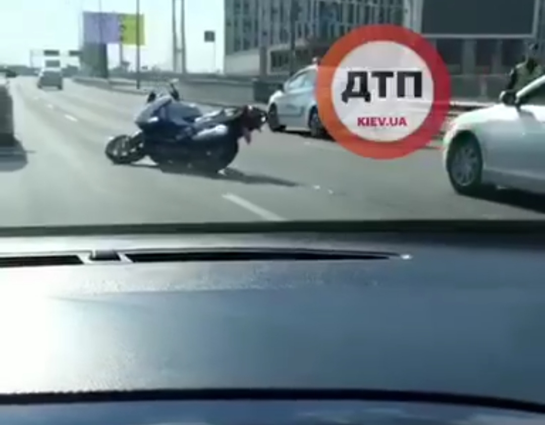 В Киеве на Южном мосту произошло мото ДТП с участием спортбайка