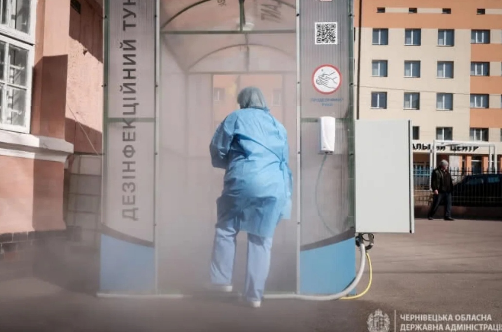 У Чернівецькій обласній лікарні встановили дезінфекційний тунель
