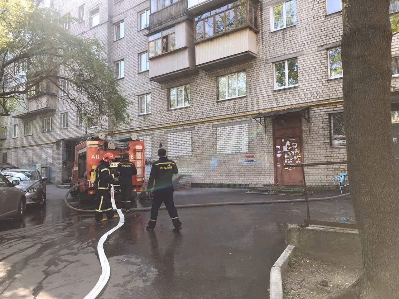 У Києві на вулиці Орлівська сталася серйозна пожежа у квартирі на 7 поверсі: вогнеборці врятували 2 дорослих та 3 дітей