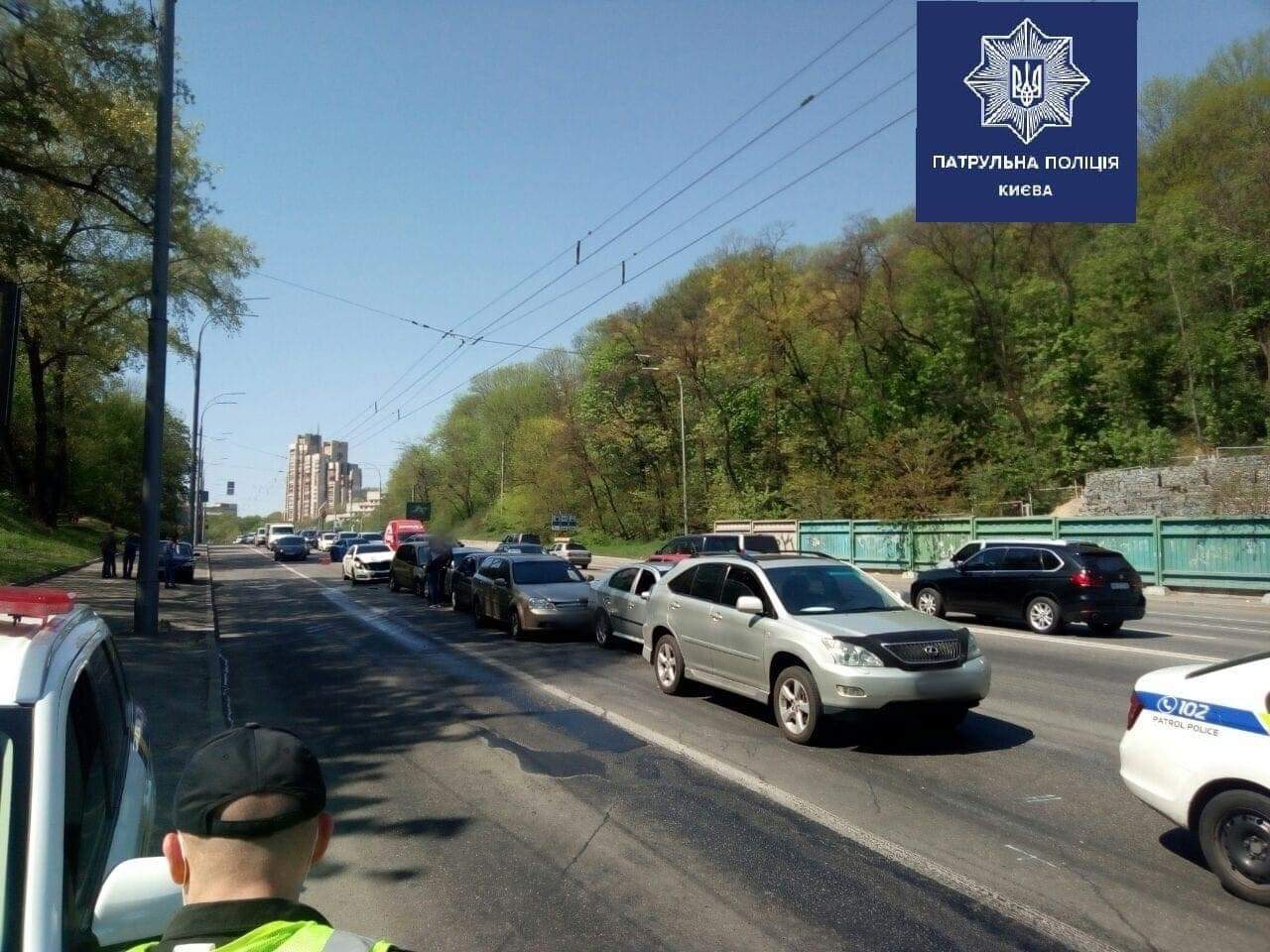 У Києві на бульварі Дружби Народів сталася масштабна дистанційна ДТП за участі семи автомобілів