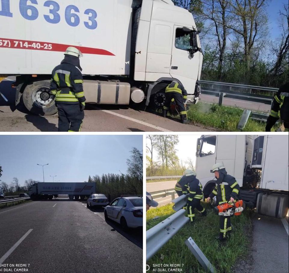 На трасі Київ-Харків сталося ДТП - вантажівка Volvo зіткнулась з відбійником та розвернулась: рух автомобілів перекрито