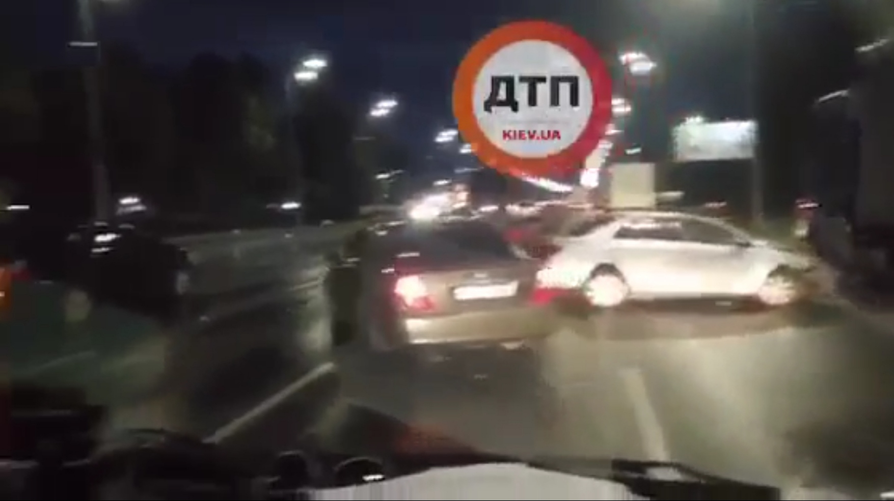 В Киеве на Столичном шоссе произошло масштабное дистанционное ДТП с участием 4 автомобилей: движение затруднено
