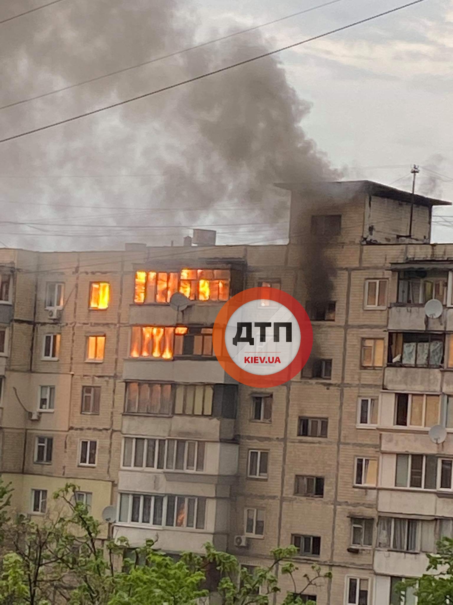Очередной серьезный пожар в Киеве на улице Жукова: горит на первых этажах жилого дома