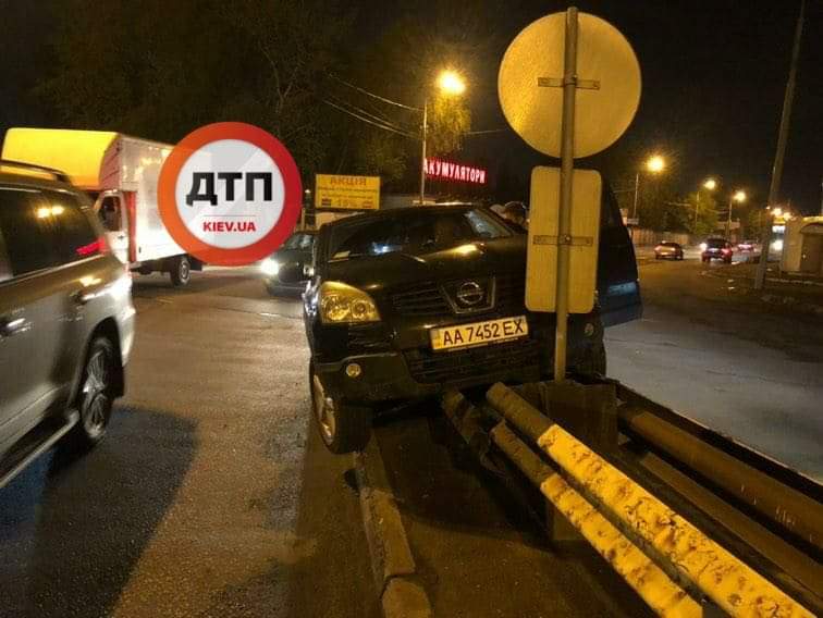 В Киеве на Воздухофлотском проспекте произошло пьяное ДТП: автомобиль Nissan заехал на отбойник и повис на нём