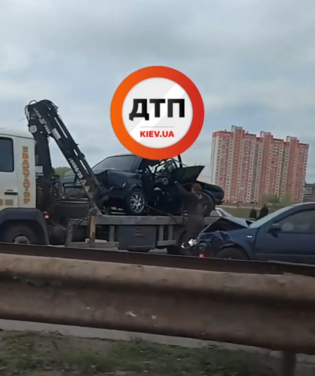 Под Киевом на Броварской окружной произошло лобовое ДТП - Volkswagen столкнулся с BMW: автомобили в хлам