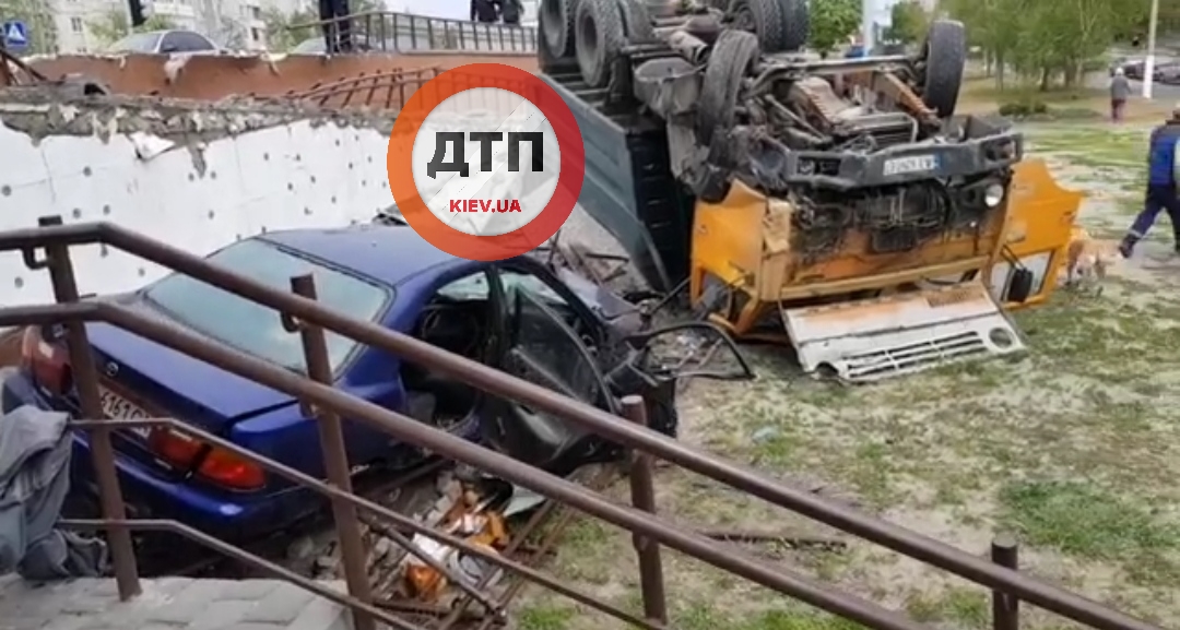 Под Киевом в Обухове произошло смертельное ДТП - КАМАЗ столкнулся с автомобилем Mazda и опрокинулся: водитель легковушки погиб на месте