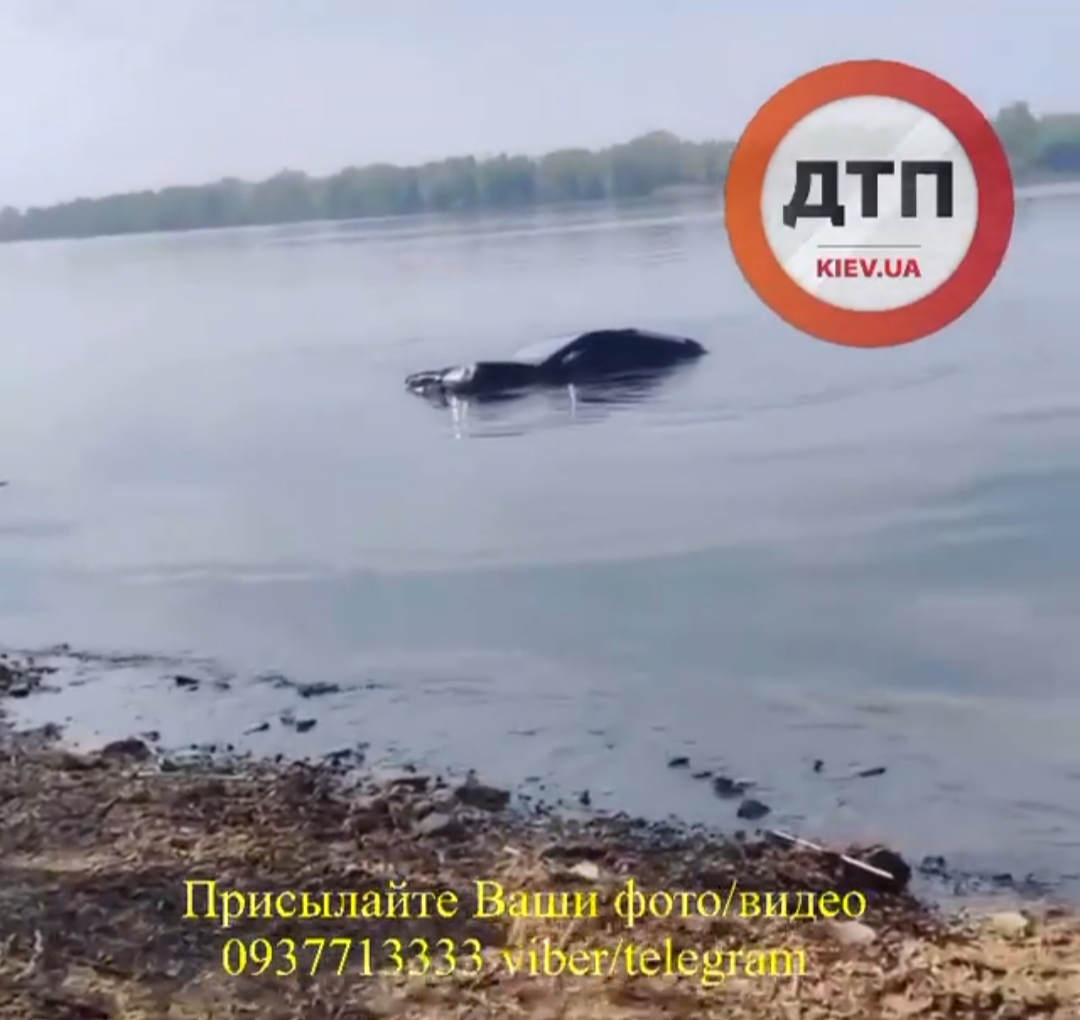 В Киеве на Славутиче рыбаки утопили свой автомобиль