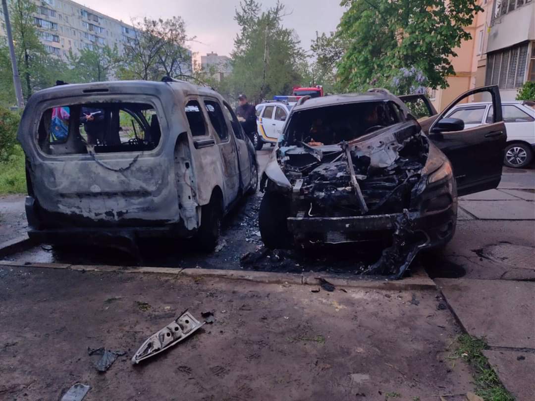 У Києві на вулиці Героїв Дніпра сталася серйозна пожежа - вщент згоріли два припаркованих автомобіля