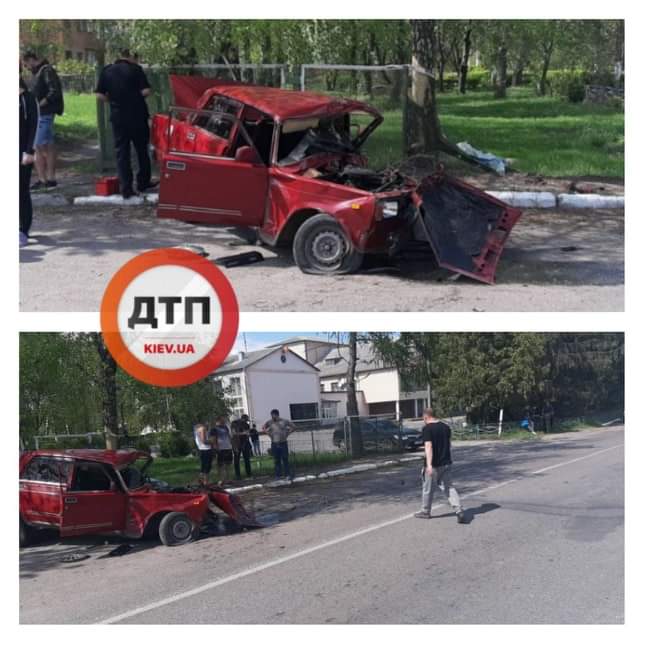 Под Киевом произошло пьяное ДТП: пьяный водитель ВАЗ на повороте не справился с управлением, уходя от столкновения протаранил дерево и столб