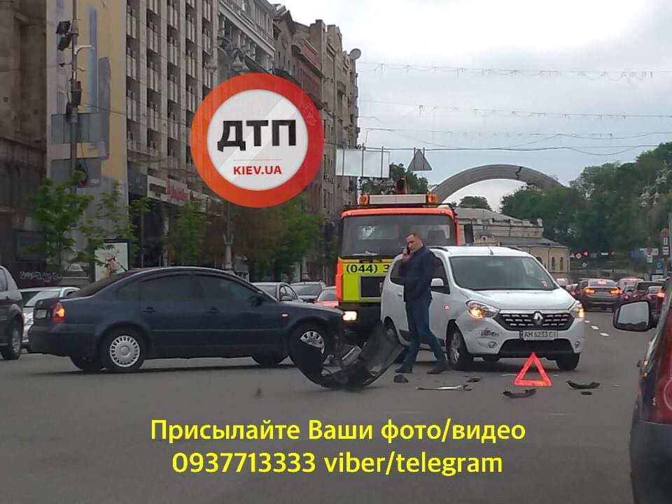 ДТП в центре Киева - автомобиль Volkswagen столкнулся с Renault
