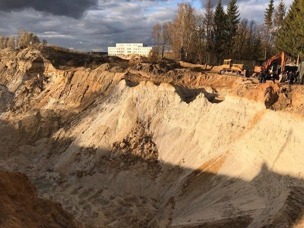 Страшная смерть ребенка под завалом: в Харьковской области на песчаном карьере засыпало восьмилетнюю девочку