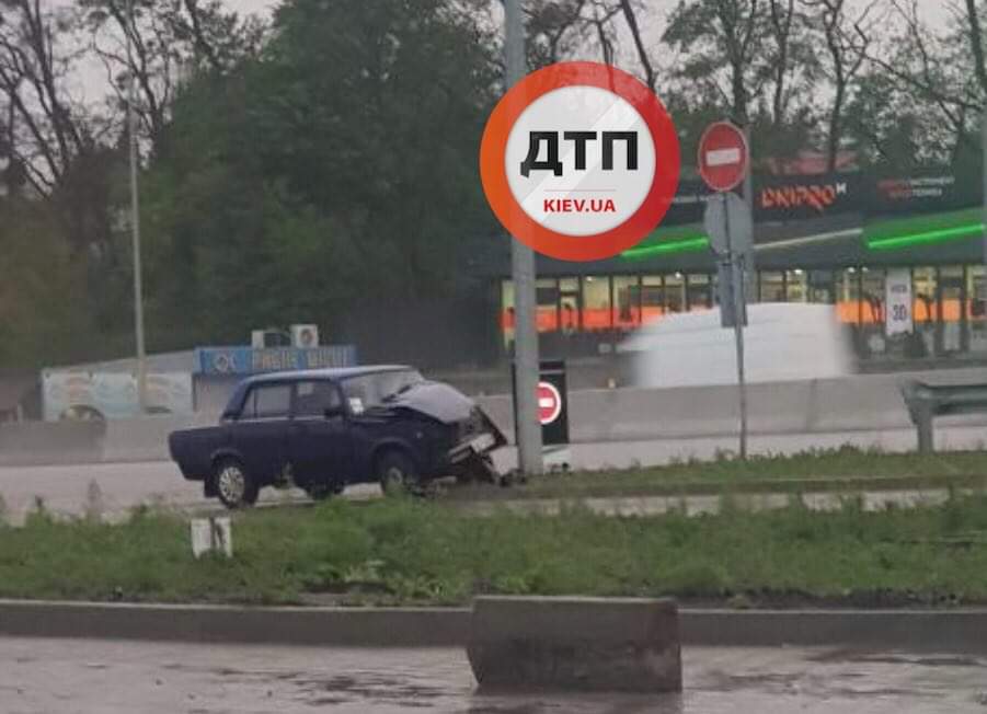 ДТП под Киевом в Вите Почтовой: водитель ВАЗ на мокрой дороге не справился с управлением и протаранил столб