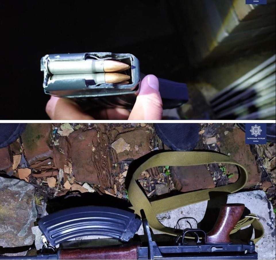 У Києві поліцейські затримали чоловіка з повною сумкою грошей та зброєю після розбійного пограбування магазину