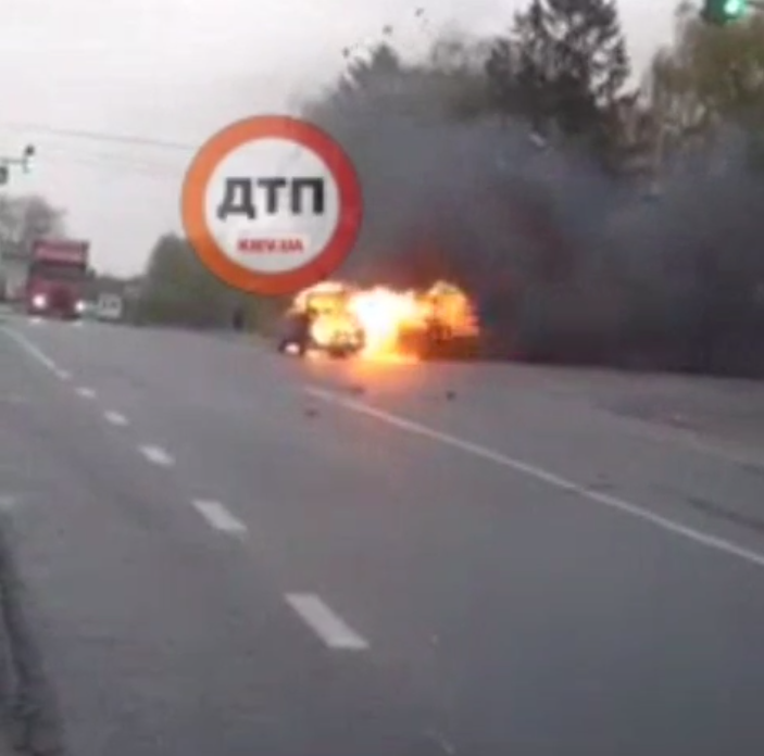 ДТП з постраждалими на Тернопільщині: вантажівка врізалася в автомобіль ВАЗ, який внаслідок вибуху загорівся