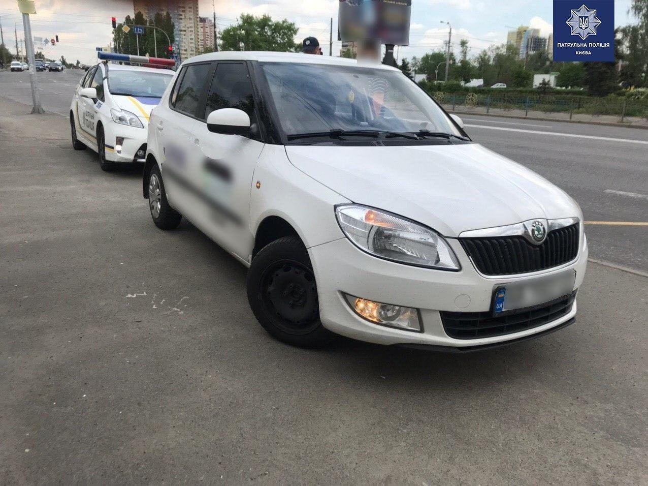 У Києві на Харківському шосе патрульні затримали таксиста Uber під наркотиками