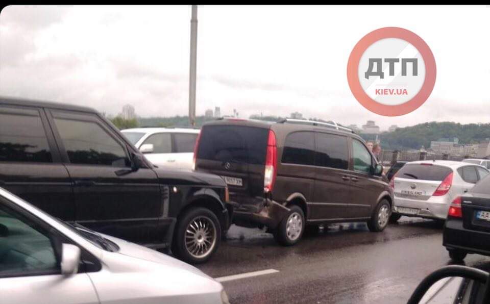 В Киеве на Гавайском мосту произошло дистанционное ДТП с участием автомобилей Hyundai, Mercedes и Range Rover