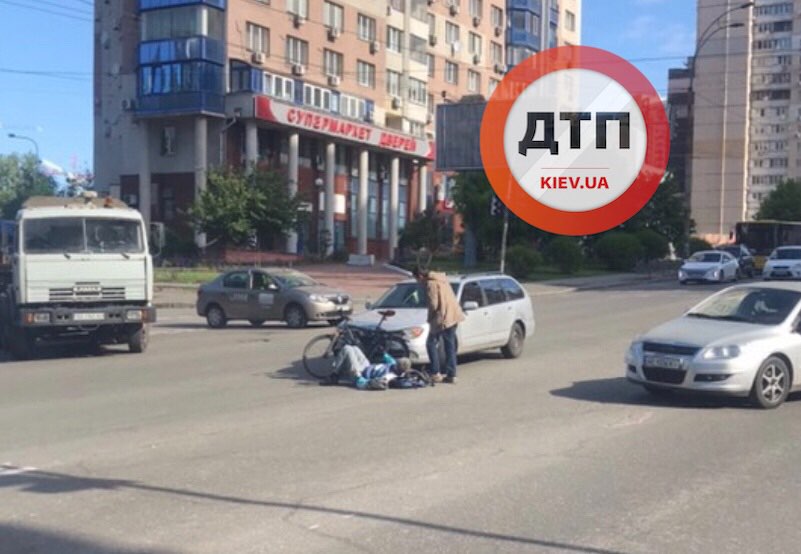 В Киеве на перекрестке улиц Маршала Рыбалки и Чорновола произошло ДТП с пострадавшими: автомобиль сбил велосипедиста