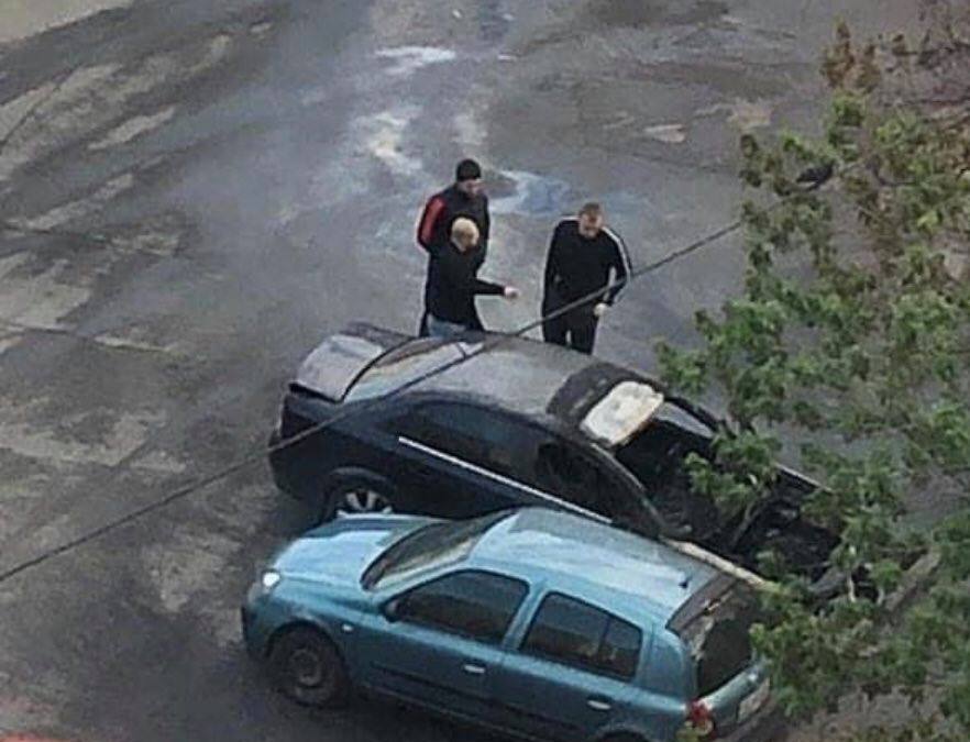 В Киеве на Маяковского ночью произошел пожар: неизвестные подожгли автомобиль