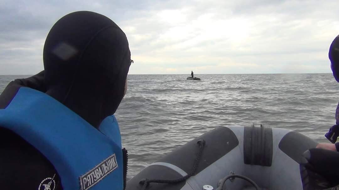 У Черкасах врятували двох рибалок, які через шторм не могли дістатися берега