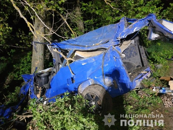 ДТП на Вінниччині - автомобіль зіткнувся з деревом: загинуло троє людей