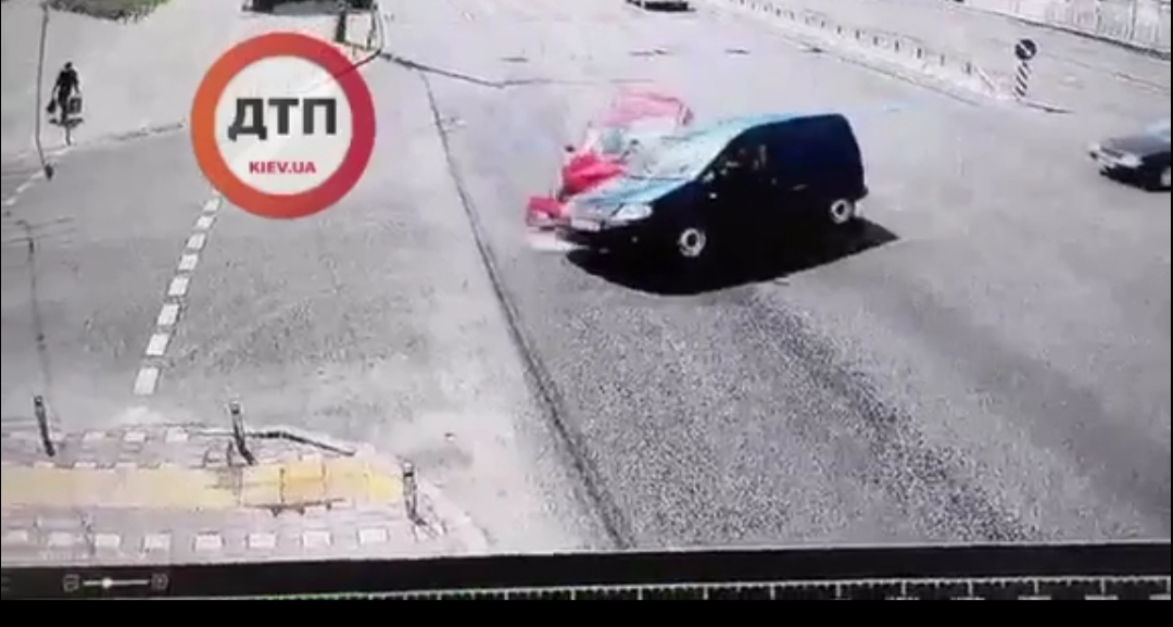 В Киеве на Академгородке произошло серьезное ДТП - автомобиль Ford столкнулся с Volkswagen: видео момента аварии