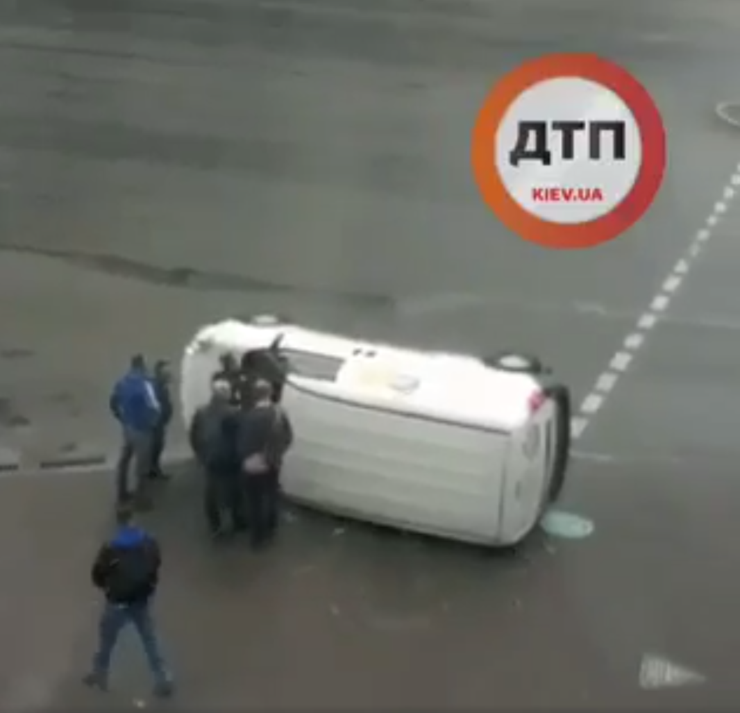 В Киеве на бульваре Перова произошло ДТП с участием автомобиля Opel: фургон опрокинулся на бок