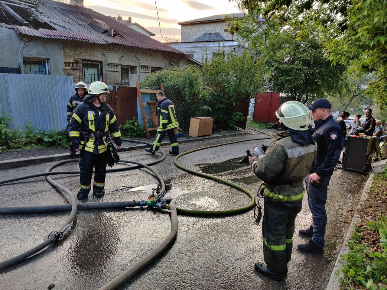 У Києві на вулиці Бурмистенка сталася пожежа у приватному будинку