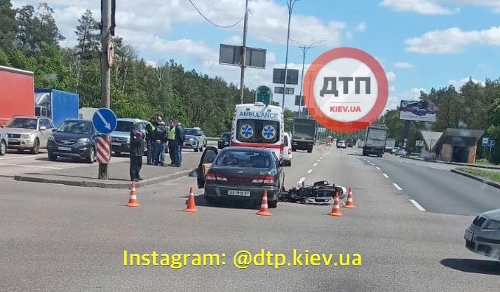 Мото ДТП под Киевом - на выезде с Борисполя легковой автомобиль столкнулся с мотоциклом: пострадал пилот