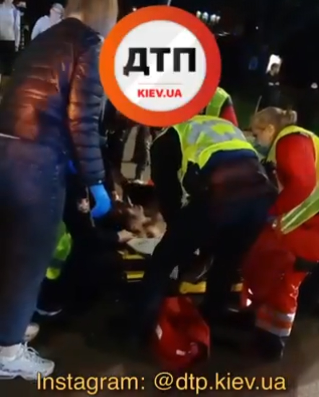 В Киеве на улице Шептицкого произошло серьезное ДТП - автомобиль Volkswagen сбил человека на пешеходном переходе, отбросив его на проезжающий Nissan