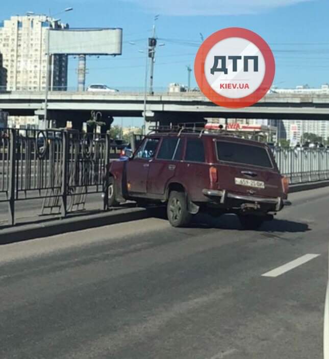 В Киеве на съезде с проспекта Григоренка на проспект Бажана произошло ДТП - автомобиль ВАЗ врезался в забор