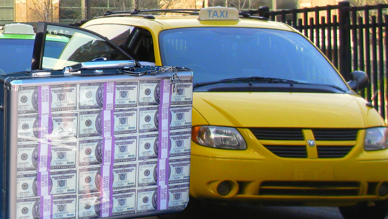В Одессе водитель такси украла с банковской карты пассажирки 72 тысячи гривен