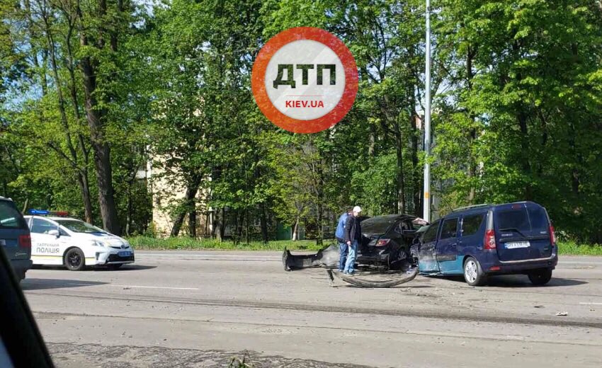 В Киеве на Гостомельской площади произошло серьезное ДТП с участием трех автомобилей: дорогу перекрыто