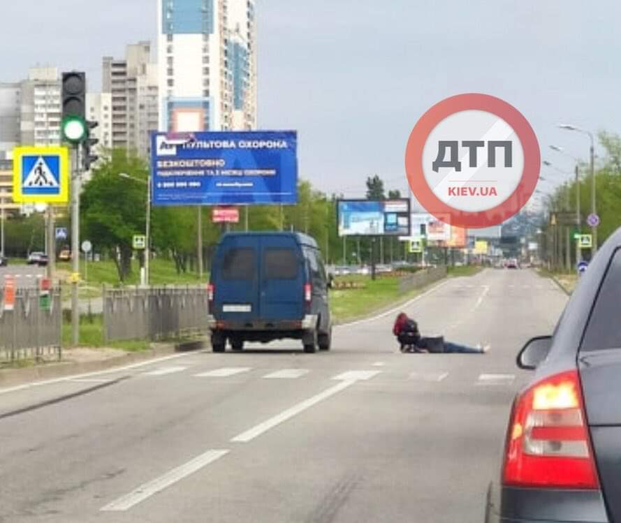 В Киеве на улице Богатырская произошло ДТП с пострадавшими - автомобиль сбил человека на пешеходном переходе