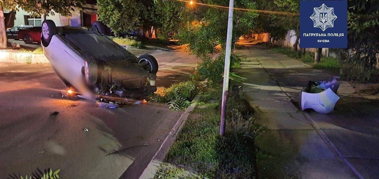 У Києві на провулку Квітневому трапилася ДТП з постраждалими: п'яний водій на Renault виїхавши з гаражів, врізався в дерево і перевернувся