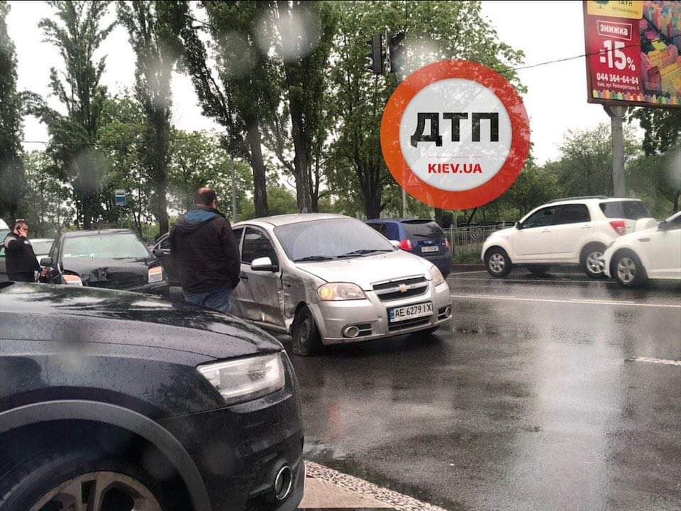 В Киеве на Русановке произошло серьезное ДТП - на мокрой дороге столкнулись два легковых автомобиля