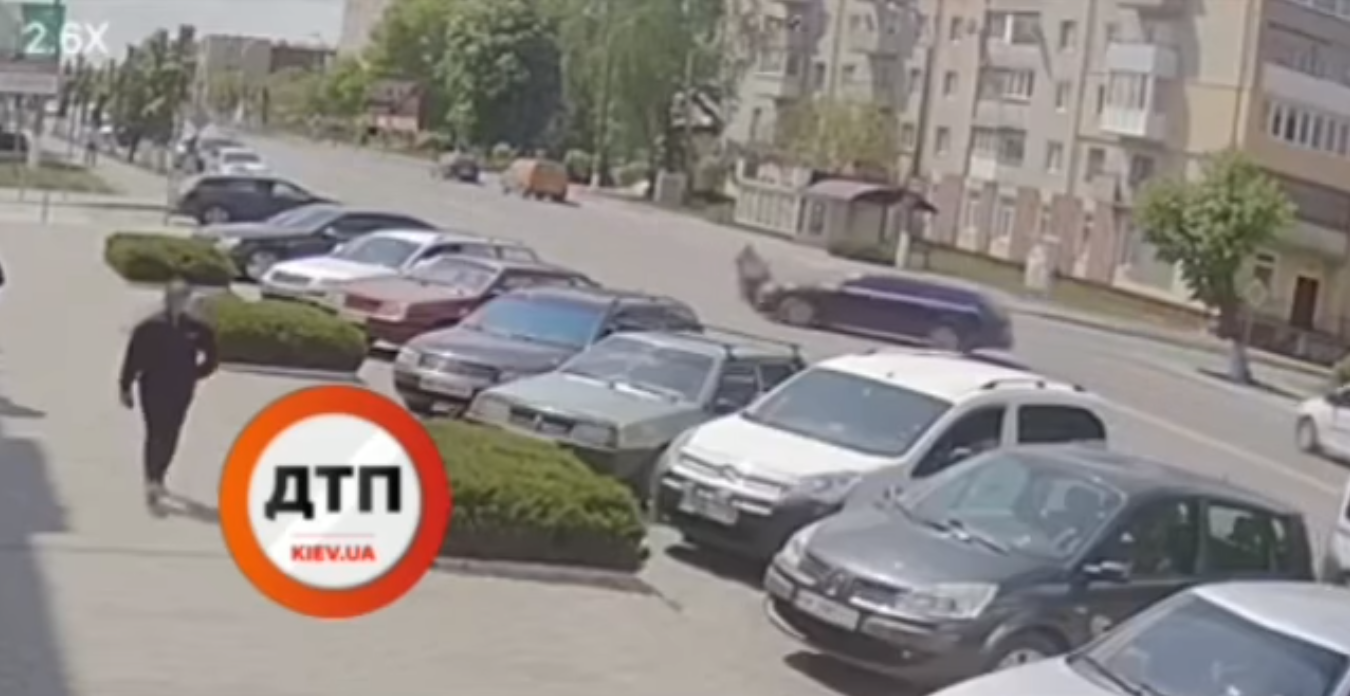 ДТП у Рівненській області - мотоцикл врізався у автомобіль, який не надав перевагу у русі: відео