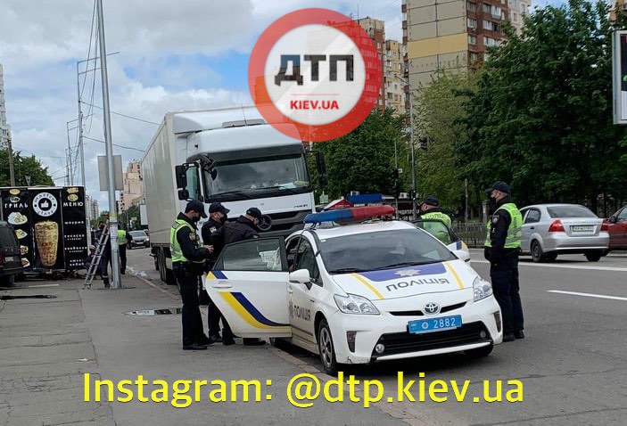 В Киеве на Харьковском шоссе несколько нарядов полиции задержали водителя фуры Mercedes