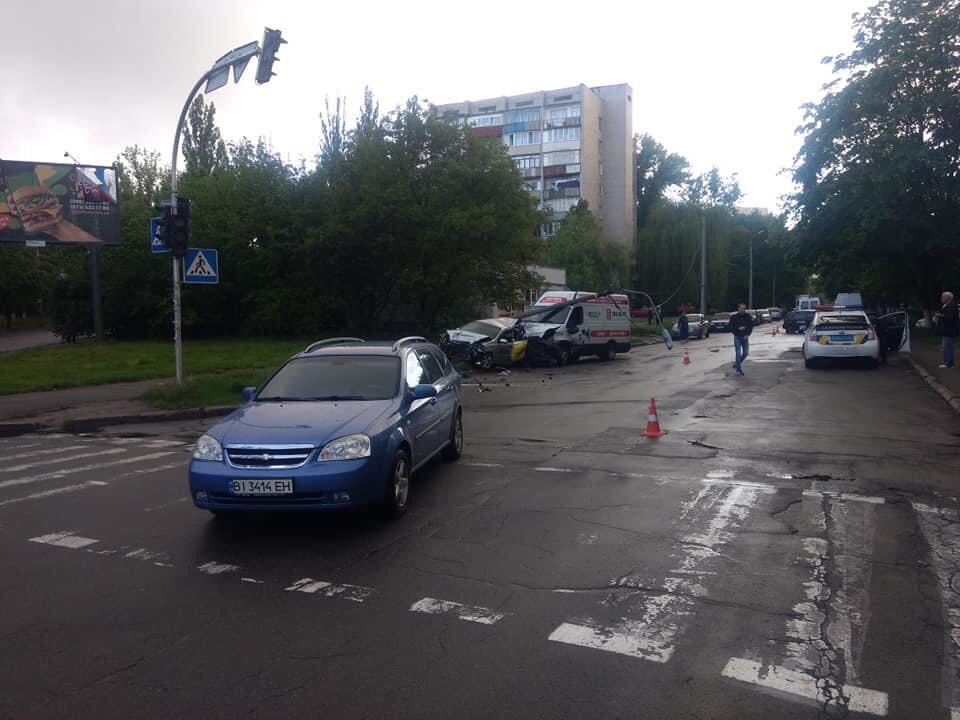 В Киеве на проспекте Королева пьяный водитель буса устроил серьезное ДТП - протаранил припаркованные автомобили такси Uklon и универсал Chevrolet: видео с места
