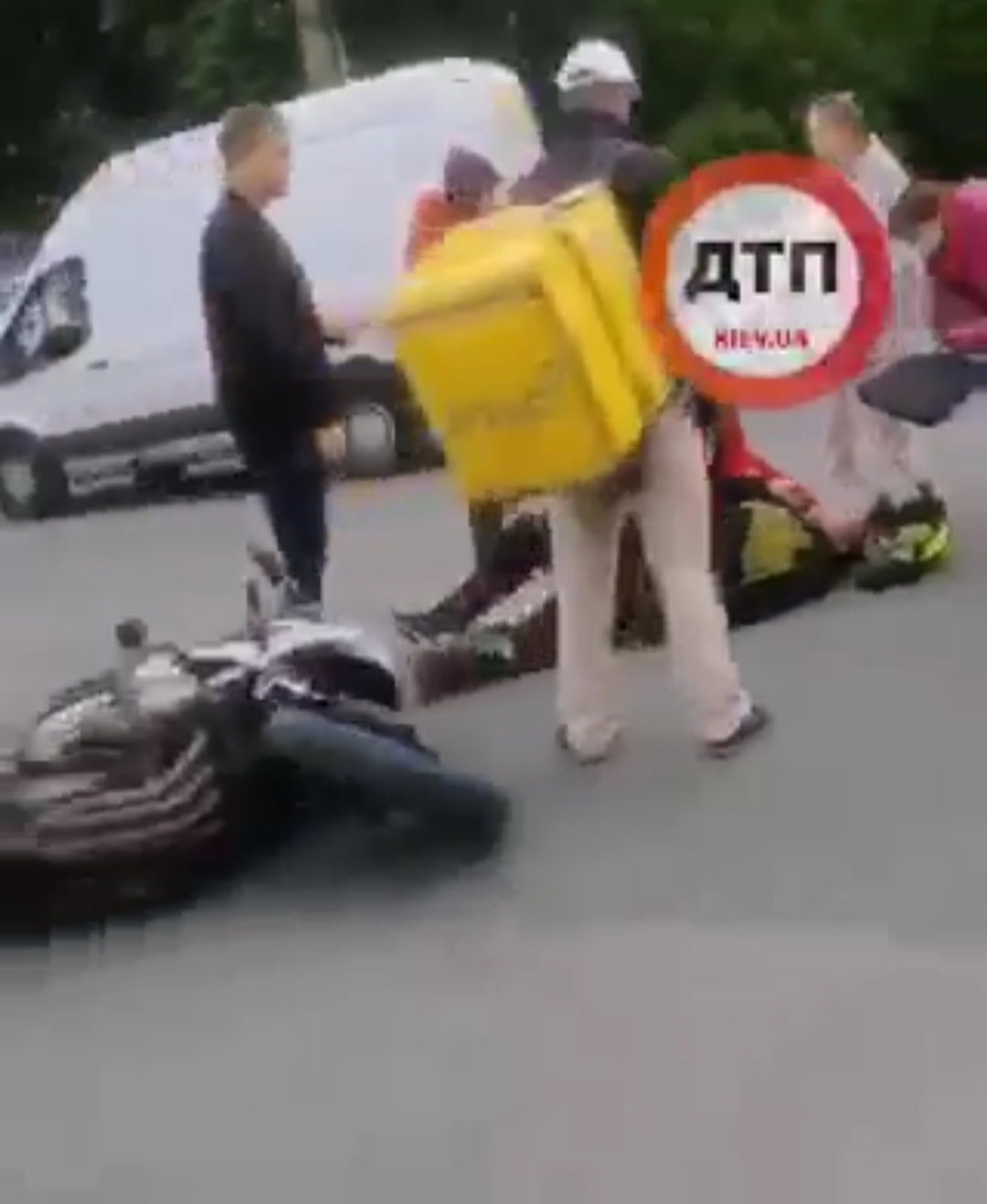 В Киеве на перекрестке улиц Щербаковского и Стеценко произошло мото ДТП с пострадавшими - автомобиль ВАЗ сбил мотороллер: пилот на асфальте