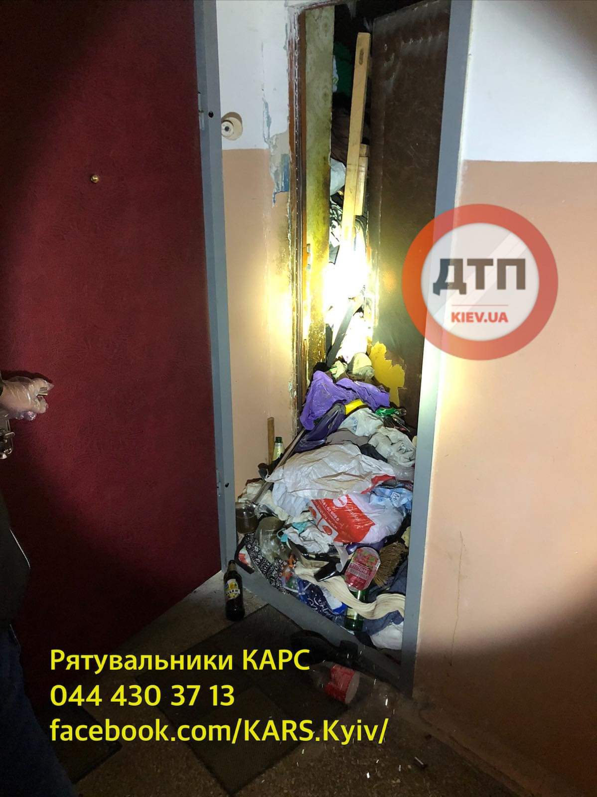 В Киеве на улице Вышгородской в квартире нашли труп - спасатели КАРС вскрыли дверь