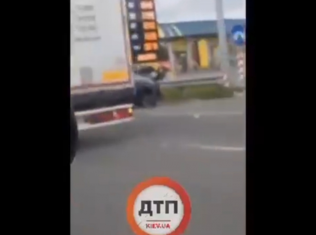 В Киеве на Житомирской трассе напротив АЗС БРСМ произошло серьезное масштабное ДТП: автомобиль Таврия в хлам
