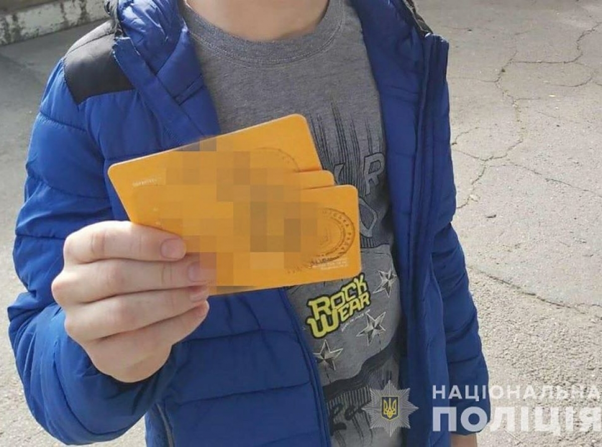У Дніпрі чоловік підробляв спецпропуски в транспорт та змушував свого 12-річного сина продавати їх через Інстаграм