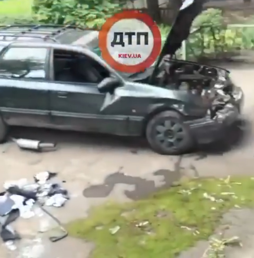 В Киеве на Отрадном произошло серьезное ДТП - пьяный водитель слетел с аллеи на крышу автомобиля