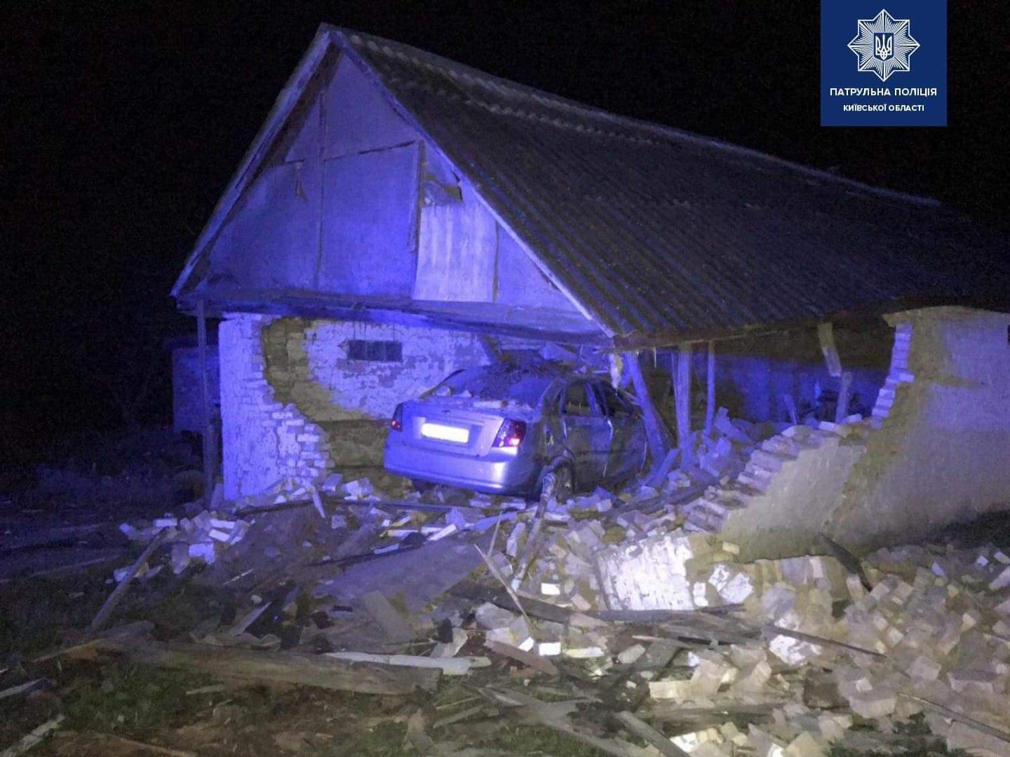 Смертельна ДТП на Київщині - автомобіль Chevrolet на великій швидкості врізався в сарай: пасажир загинув на місці
