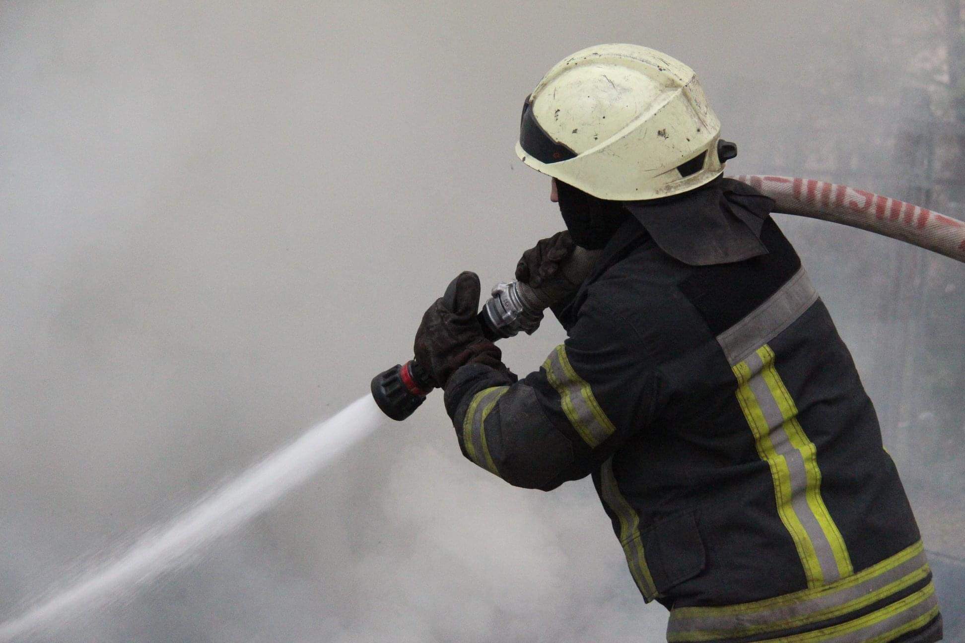 У Києві на вулиці Ризькій сталася пожежа в гаражі
