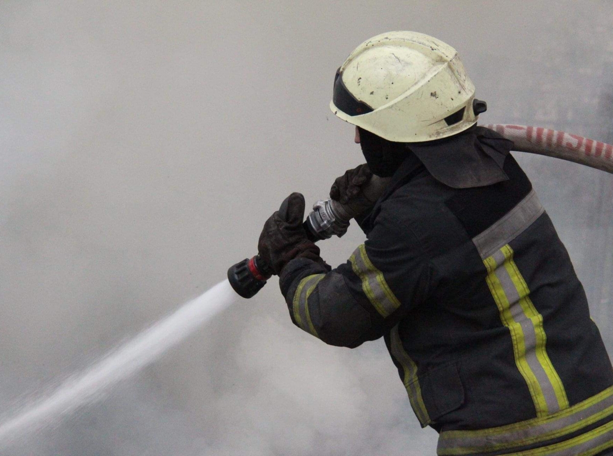 У Києві на вулиці Ризькій сталася пожежа в гаражі