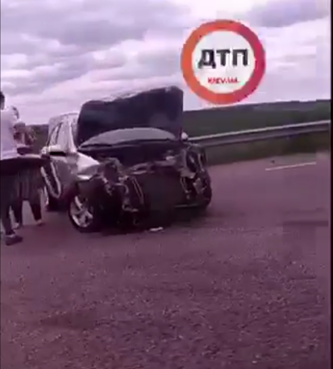 ДТП под Киевом на Одесской трассе - легковой автомобиль влетел в отбойник